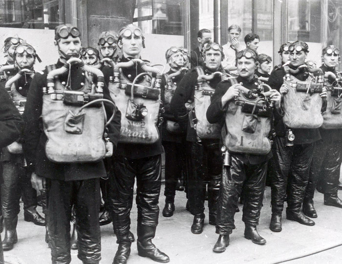 Proto MK IV breathing apparatus included a black cooler horizontally across the top of the breathing bag