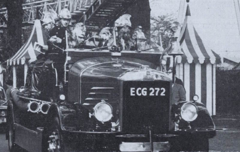 Historical fire engine in Battersea Park in 1968. There are several LFB workshop apprentices on board the vehicle. Known as a ‘Big 4’ Braidwood-Bodied Fire Engine Pump, manufactured by Dennis around 1941.